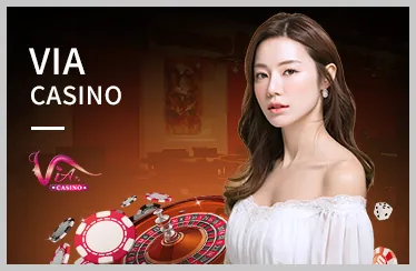 Hình ảnh bàn baccarat hoặc roulette với người chia bài thật, minh họa casino trực tuyến vn23 code